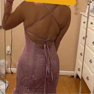 This is a beautiful prom dress. I wore this for my junior prom. Great condition!